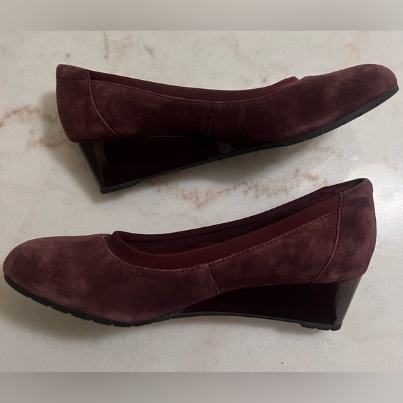 Womens 8 M Clarks Mallory Berry Wedge Heel Loafers Burgundy Suede Leather - Picture 2 of 7